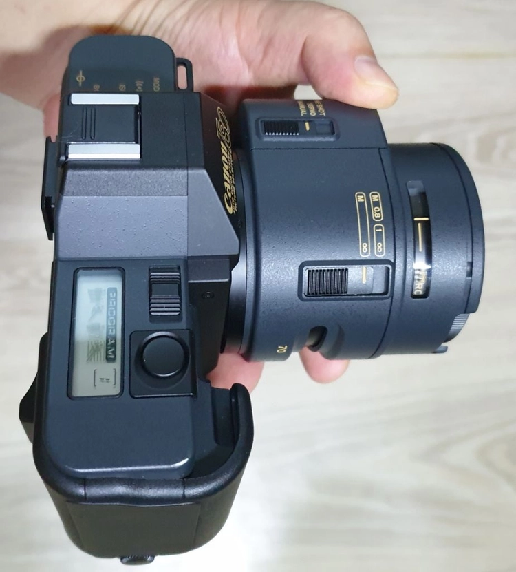 캐논 최초 AF SLR 필름카메라 T801985년에 출시된캐논 최초의 AF SLR 필름카메라 T80 이미지