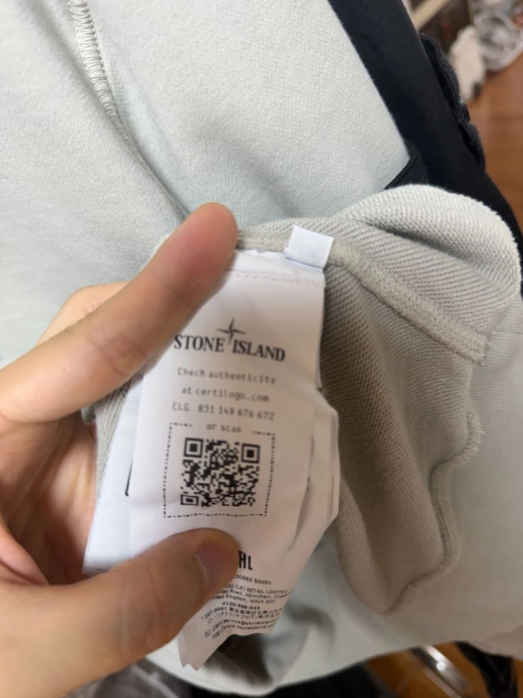 스톤아일랜드 남성 와펜 패치 레귤러핏 크루넥 맨투맨(펄그레이) 이미지