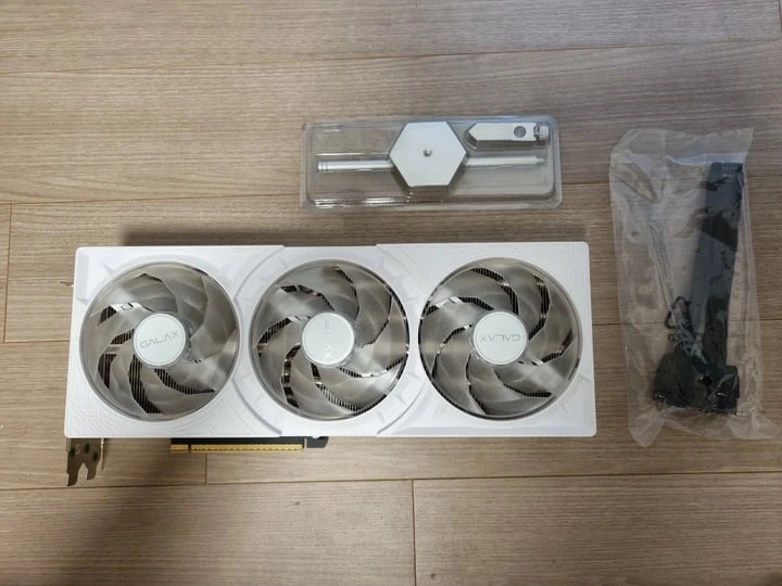 GALAX RTX 5070 Ti OC 화이트 팝니다 이미지