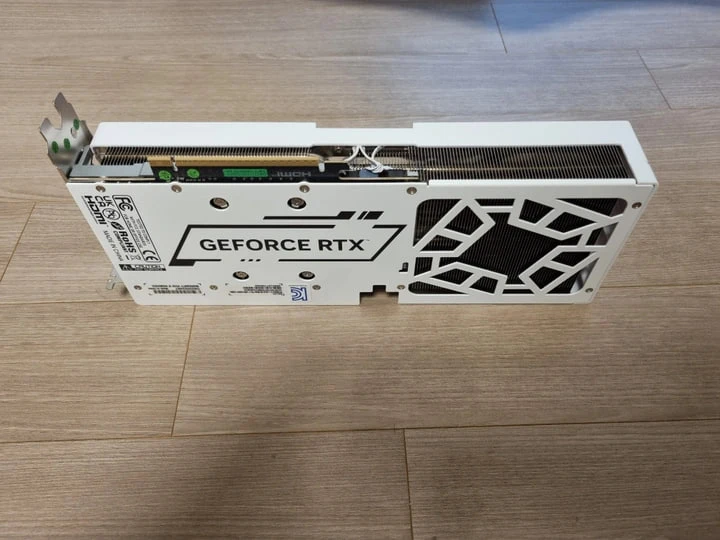 GALAX RTX 5070 Ti OC 화이트 팝니다 이미지