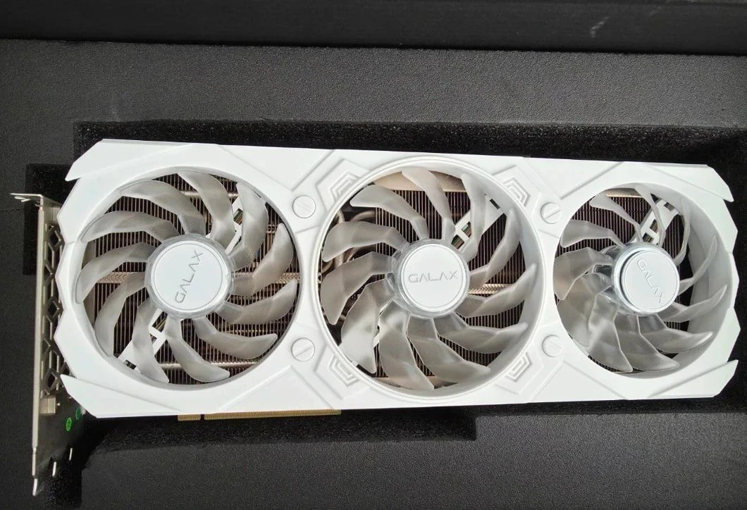 갤럭시 RTX 4070 Ti SUPER 화이트 중고 이미지
