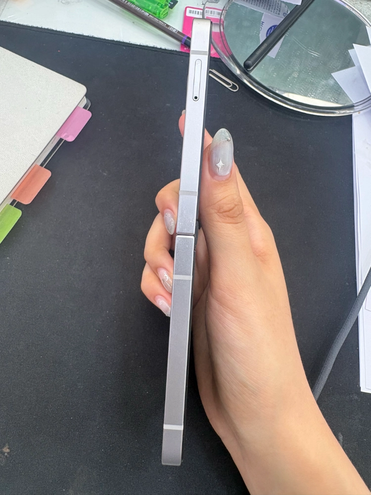 갤럭시 Z플립6 256GB 실버쉐도우 중고폰 이미지