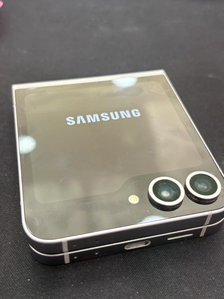 갤럭시 Z플립6 256GB 실버쉐도우 중고폰 이미지