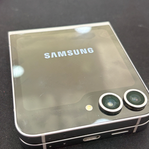 갤럭시 Z플립6 256GB 실버쉐도우 중고폰 이미지