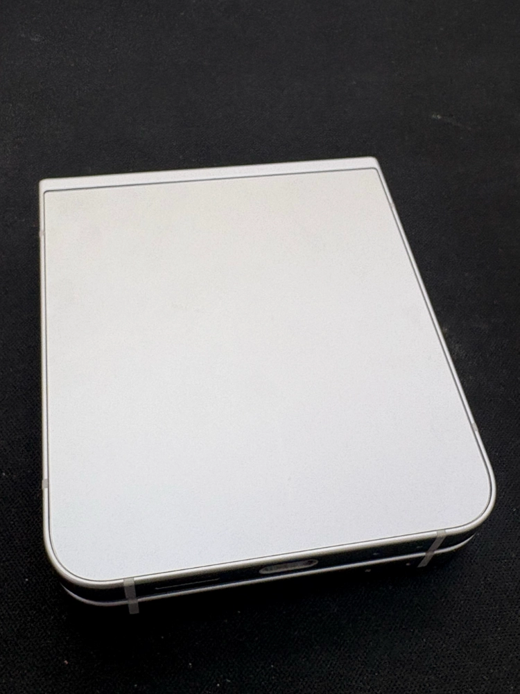 갤럭시 Z플립6 256GB 실버쉐도우 중고폰 이미지