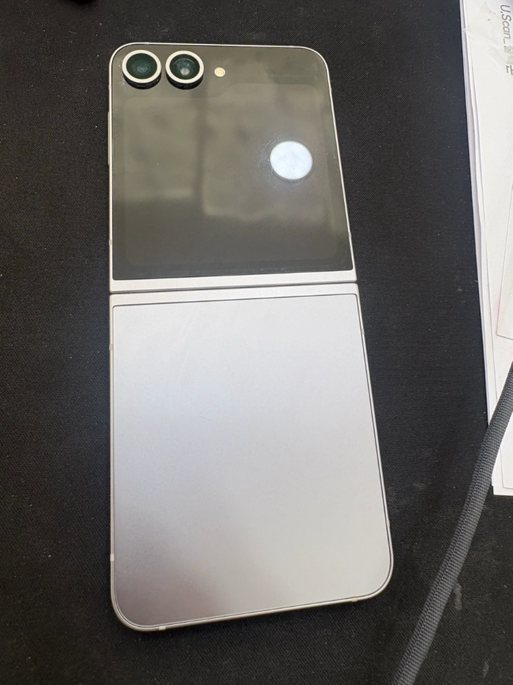 갤럭시 Z플립6 256GB 실버쉐도우 중고폰 이미지