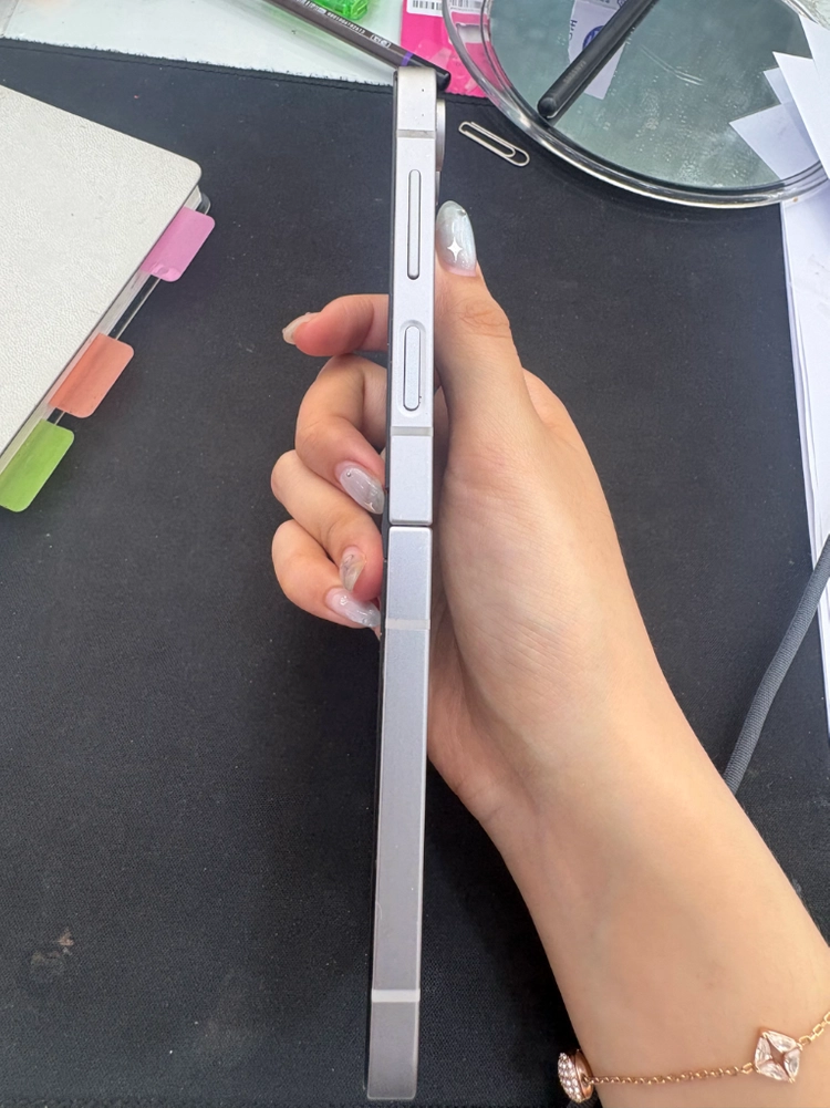 갤럭시 Z플립6 256GB 실버쉐도우 중고폰 이미지