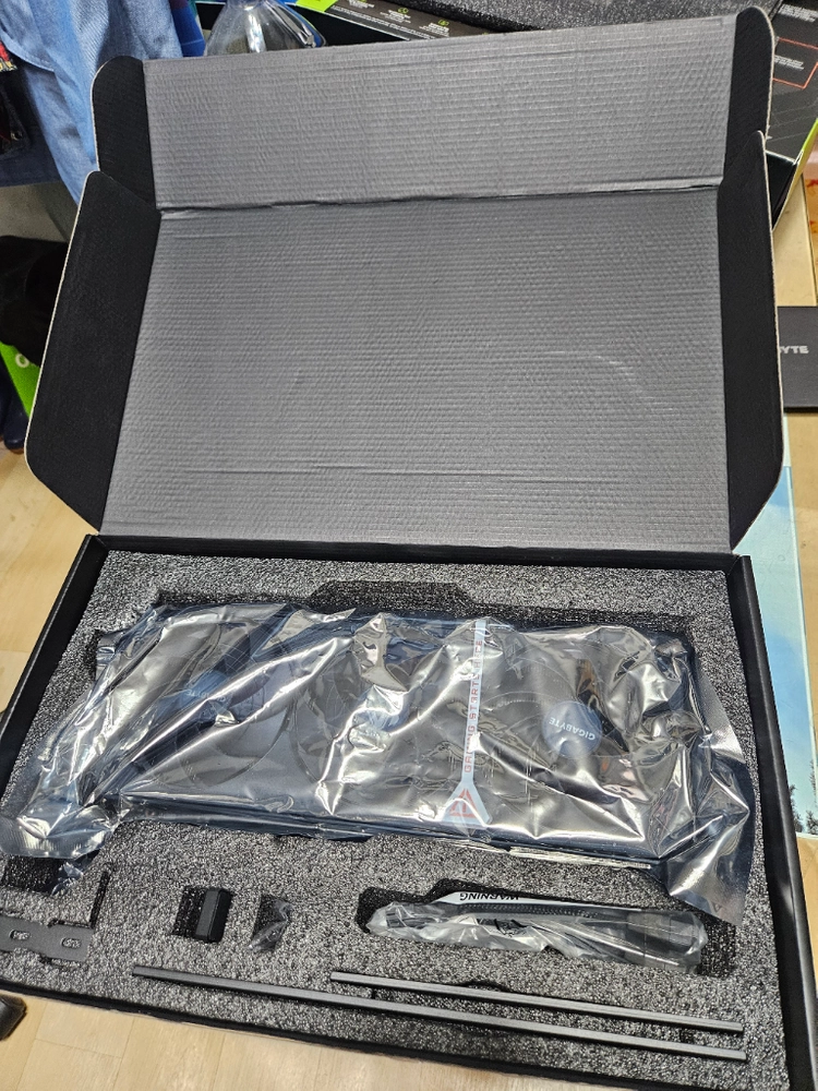 기가 RTX 5070 Ti 게이밍 oc 16GB 글래픽카드 팝니다 이미지
