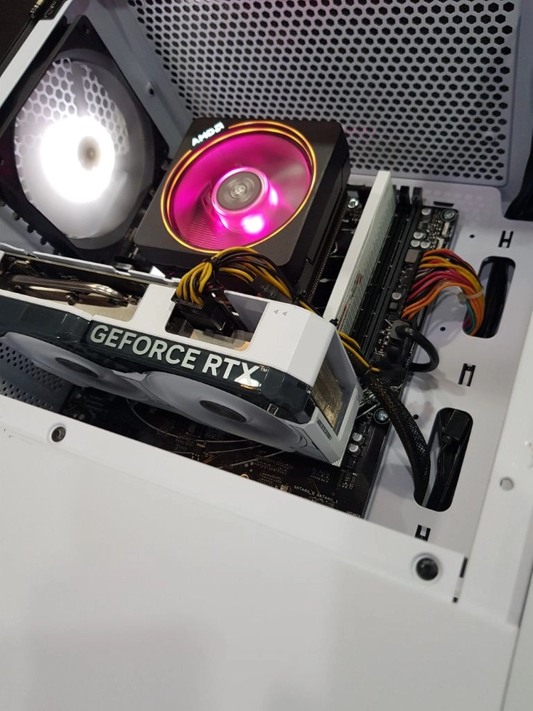 라이젠 7500F D5 16G RTX 4060 8G 그래픽 카드 이미지
