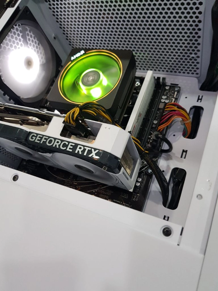 라이젠 7500F D5 16G RTX 4060 8G 그래픽 카드 이미지