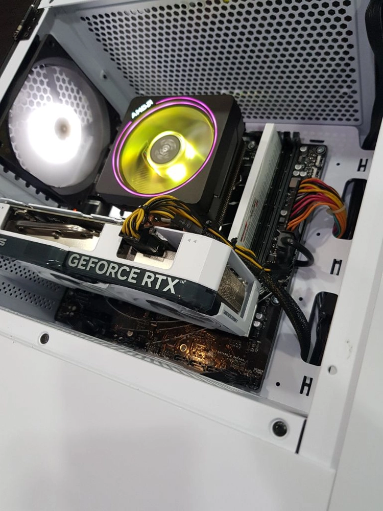 라이젠 7500F D5 16G RTX 4060 8G 그래픽 카드 이미지