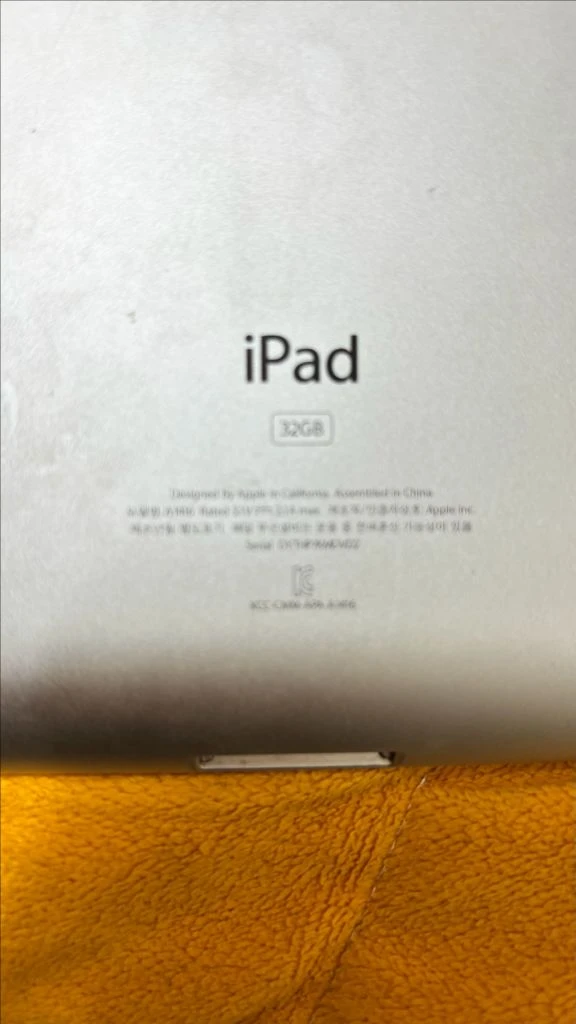 아이패드 32GB 실버. 충전 케이블 포함 이미지