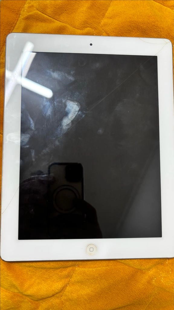 아이패드 32GB 실버. 충전 케이블 포함 이미지