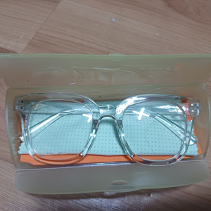 투명안경테 이미지