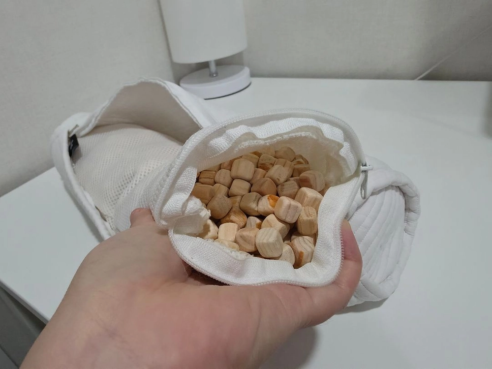 즐잠 원형 경추베개 편백큐브 목침 피그먼트 화이트 이미지
