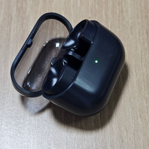 갤럭시 버즈3FE 블랙 충전본체 이미지