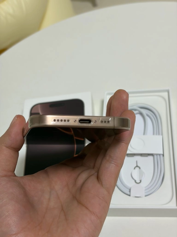 아이폰 16 프로 256GB 데저트티타늄 이미지