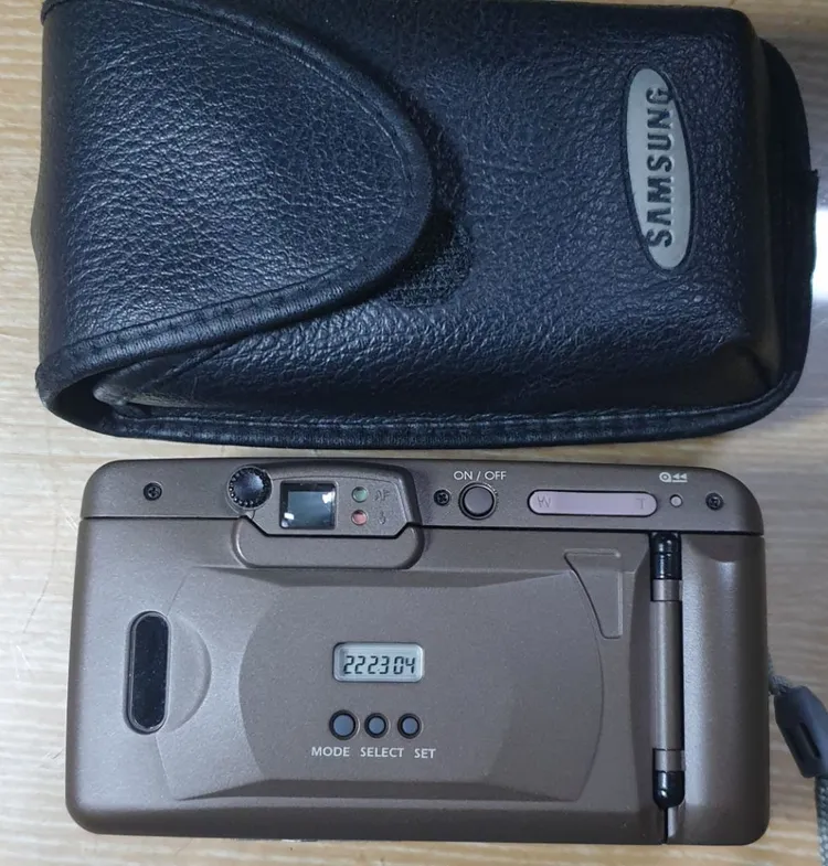 부품 전시 소품용 캐논 T80과 삼성105XL 필름카메라 이미지