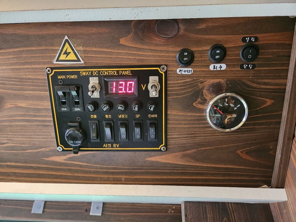 캠핑카 카운티 숏바디 캠핑카 / 대용량 22kWh 인산철 / 태양광 1650W / 장박용 이미지