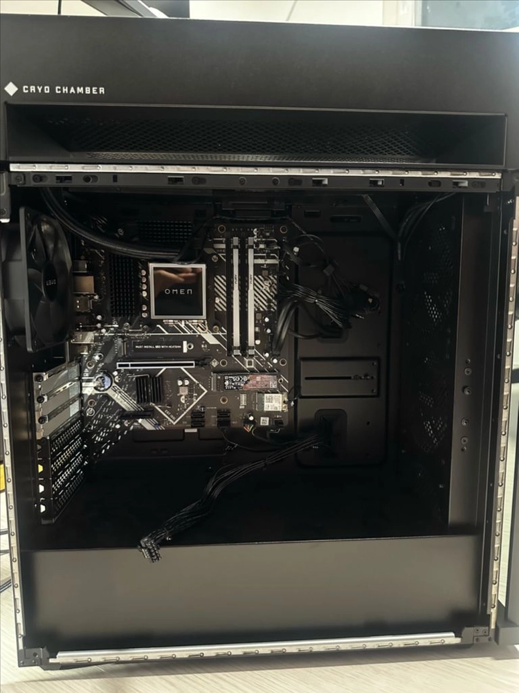 HP OMEN 45L 14700K / 32GB / 1TB / 1200w 반본체 판매합니다. 이미지