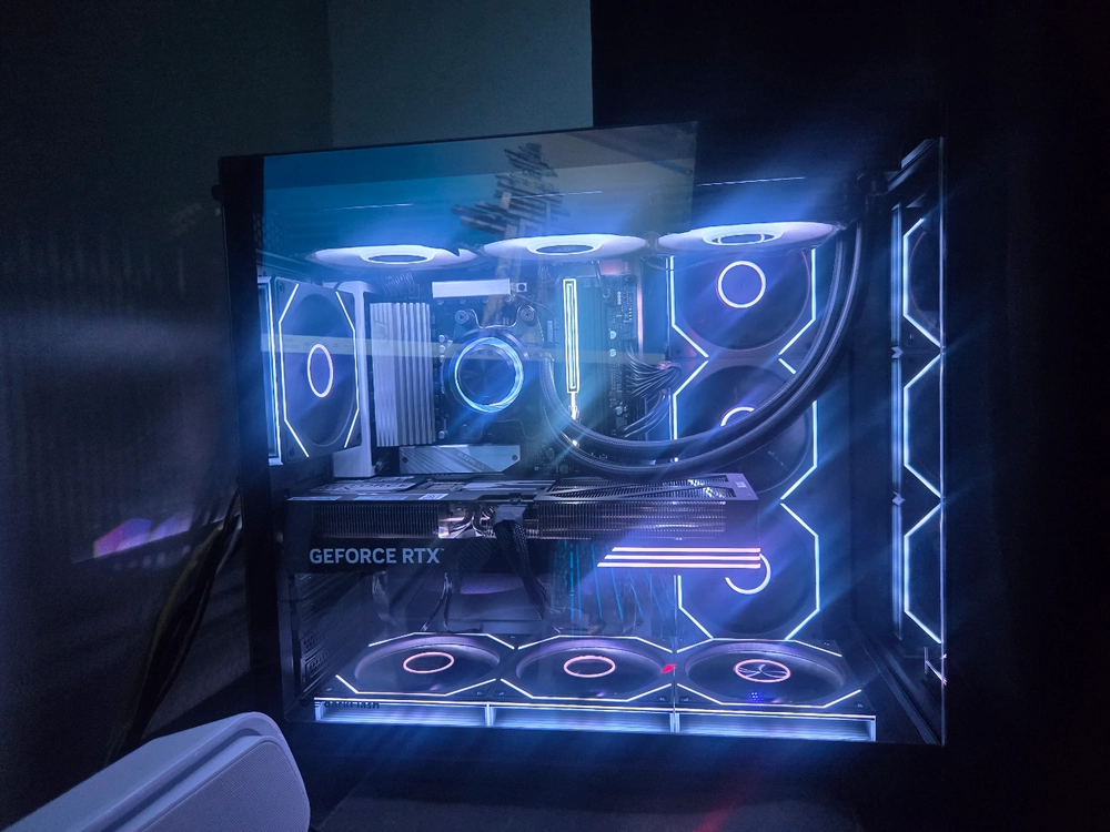 라이젠 7 7800X3D RTX 5070 32G 1TB 게이밍 컴퓨터 본체 이미지