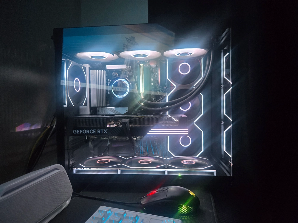 라이젠 7 7800X3D RTX 5070 32G 1TB 게이밍 컴퓨터 본체 이미지