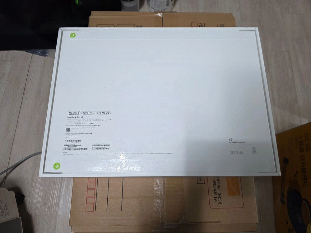맥북프로16 M5 max 36GB 2TB 블랙 미개봉 팝니다 MGED4KH/A 이미지