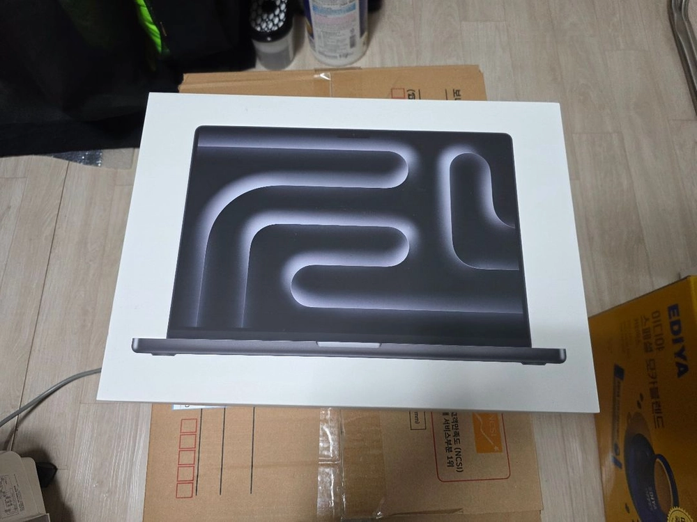 맥북프로16 M5 맥스 48GB 2TB 블랙 미개봉 팝니다 MGEE4KH/A 이미지
