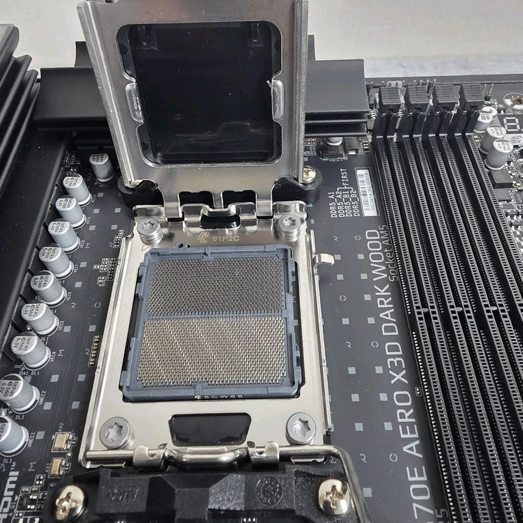 기가바이트 X870E AERO X3D DARK WOOD 메인보드 이미지