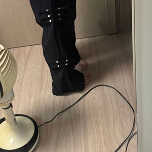 스터드 장식 블랙 팬츠 이미지