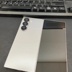 갤럭시Z폴드6 실버 512GB 무잔상 상태좋은 중고87만팝니다 이미지