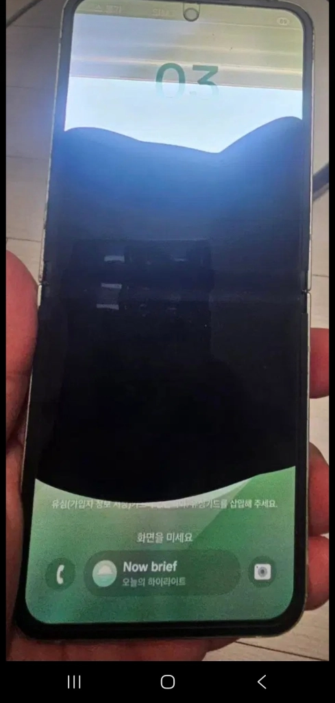 삼성 Z플립6 민트 256GB LG+U 내부 액정 고장난폰 팝니다 이미지