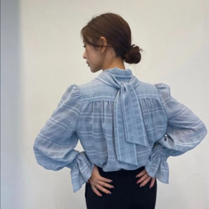 비피샵 체크 스카프 타이 블라우스 블루 하늘색 리본 퍼프소매 셔링 프릴러플 시스루 하객룩 오피스룩 BPSHOP 슈르 이미지