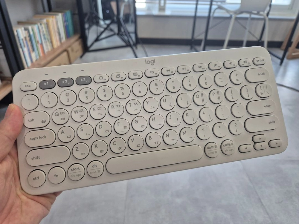 로지텍 K380 키보드 흰색 파란색 팝니다. 이미지