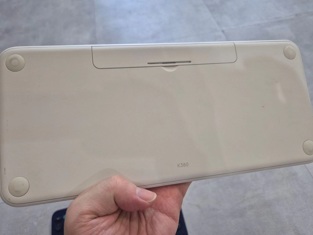 로지텍 K380 키보드 흰색 파란색 팝니다. 이미지