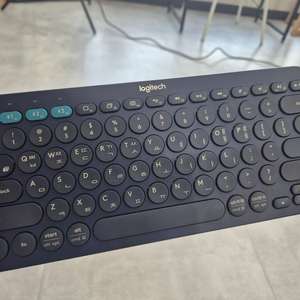 로지텍 K380 키보드 흰색 파란색 팝니다. 이미지