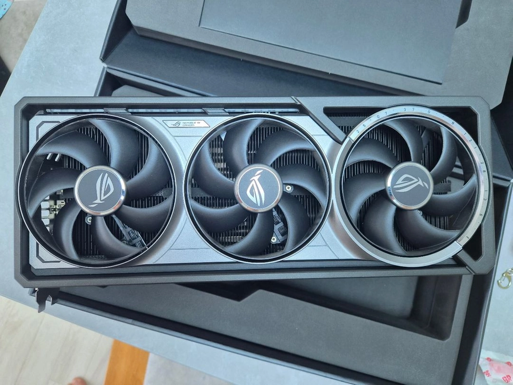 ASUS ROG ASTRAL RTX 5090 32GB OC 그래픽카드 이미지