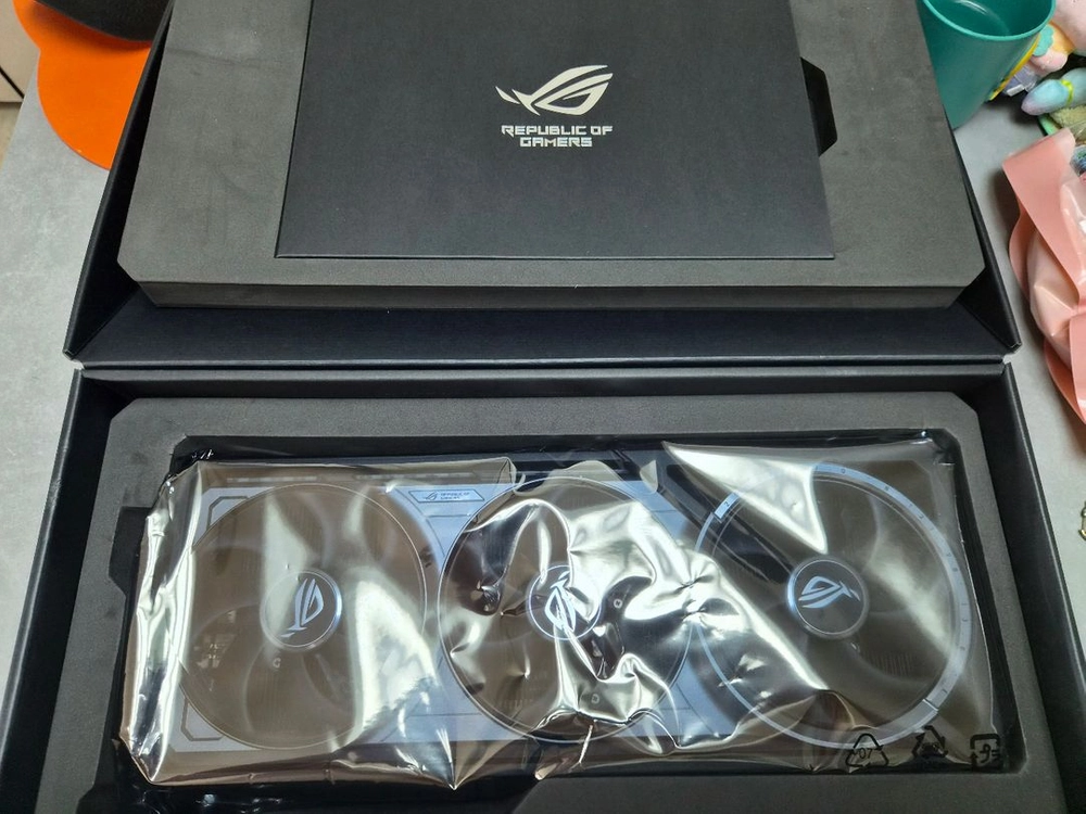 ASUS ROG ASTRAL RTX 5090 32GB OC 그래픽카드 이미지