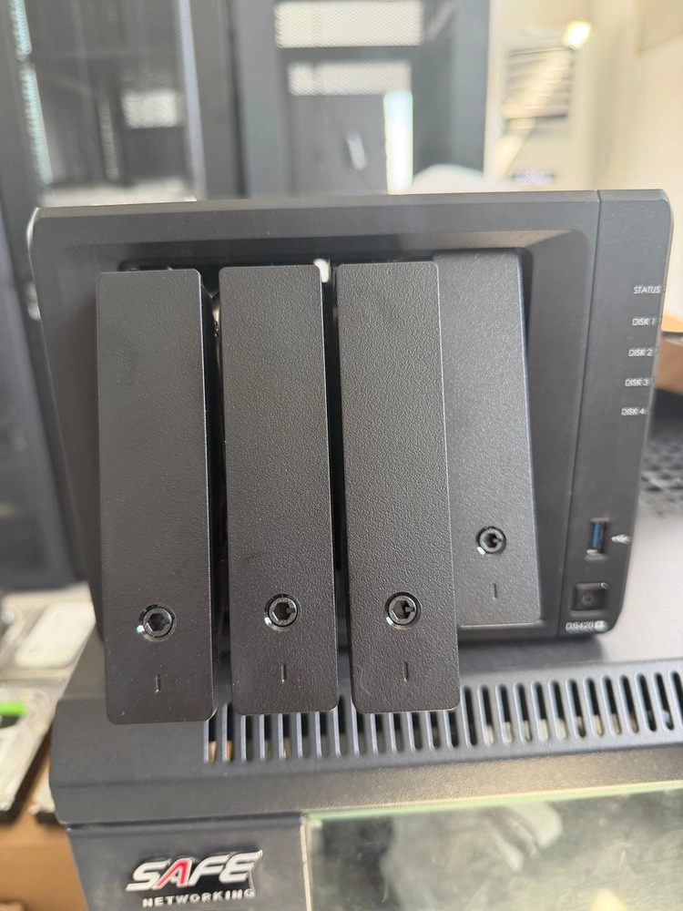 시놀로지 420+ (ram 4gb) +HDD 8TB (3개) 이미지