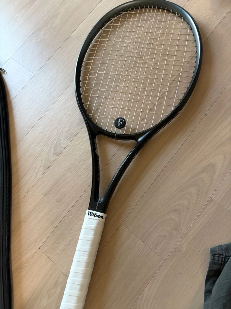윌슨 rf01이랑 바볼랏 가방 이미지