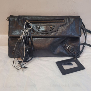 Balenciaga 램스킨 모터크로스 자이언트 엔벨롭 스트랩 크로스백 이미지