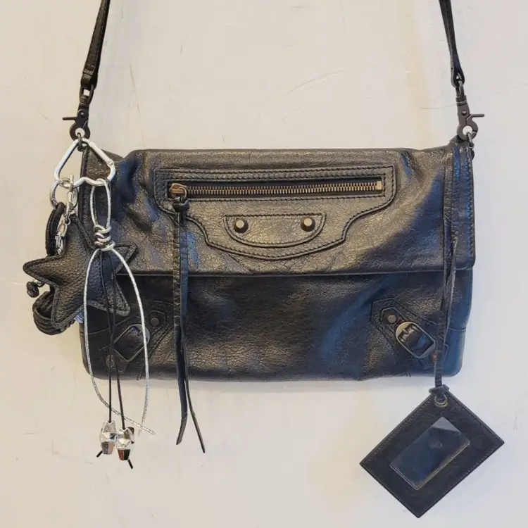 Balenciaga 램스킨 모터크로스 자이언트 엔벨롭 스트랩 크로스백 이미지