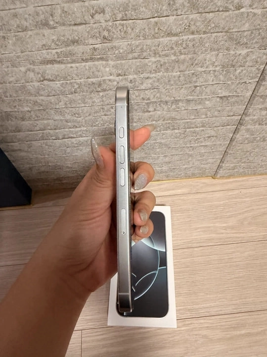 아이폰 16프로 256GB 화이트티타늄 상태S 이미지