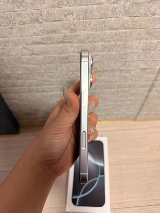 아이폰 16프로 256GB 화이트티타늄 상태S 이미지