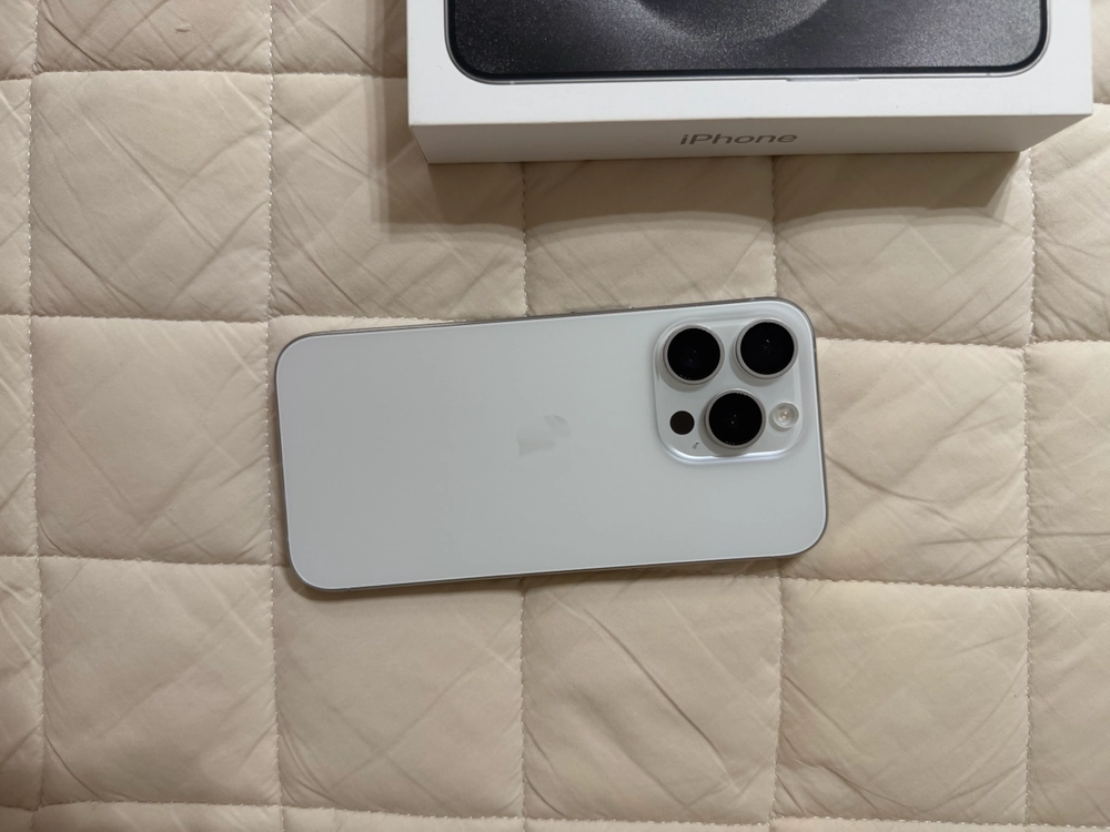 아이폰 15 pro 화이트 티타늄 256GB 이미지
