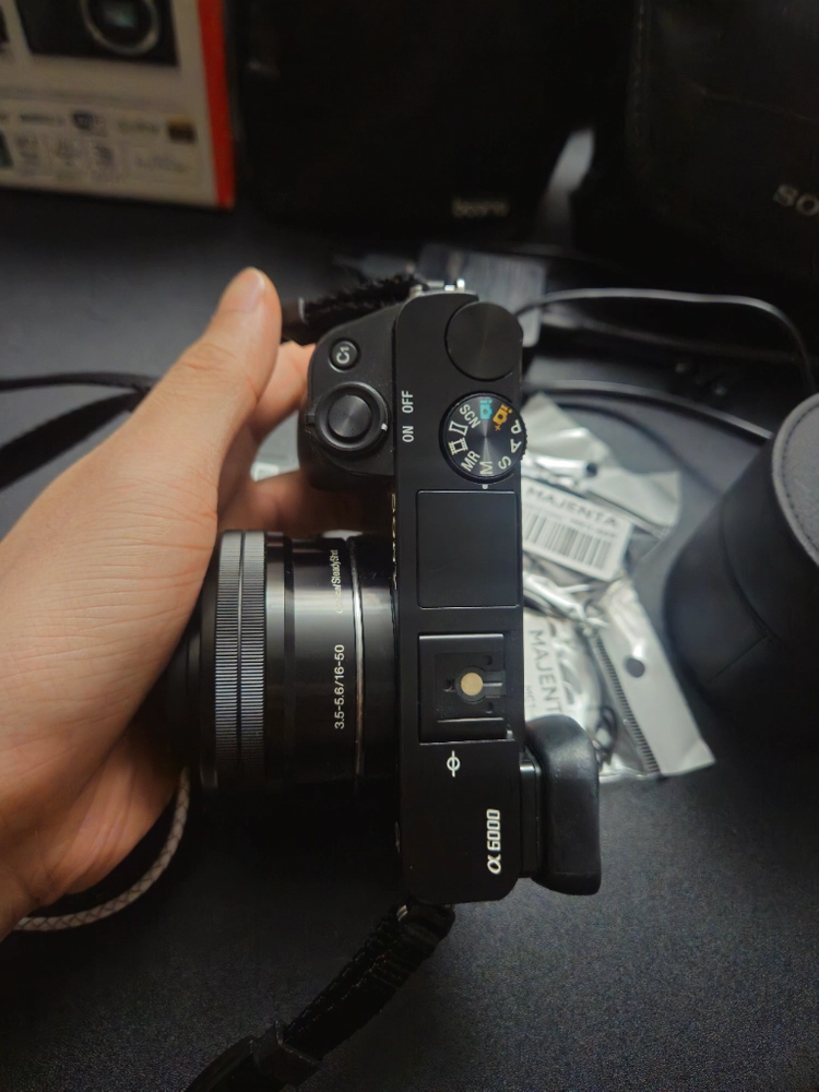 [풀박스+풀패키지] 소니 A6000 블랙 + 16-50mm 번들렌즈 (반사판 포함 풀옵션) 이미지