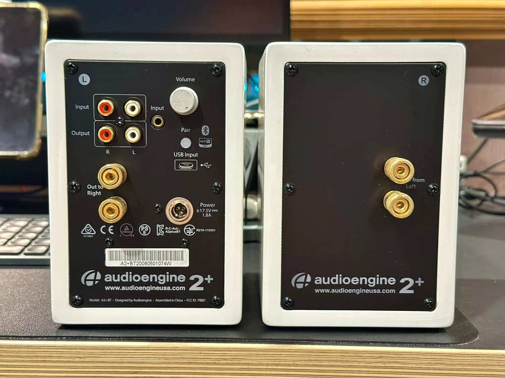 오디오엔진 A2+ Wireless: 블루투스 화이트 스피커 풀박스 + 스텐드 포함 이미지