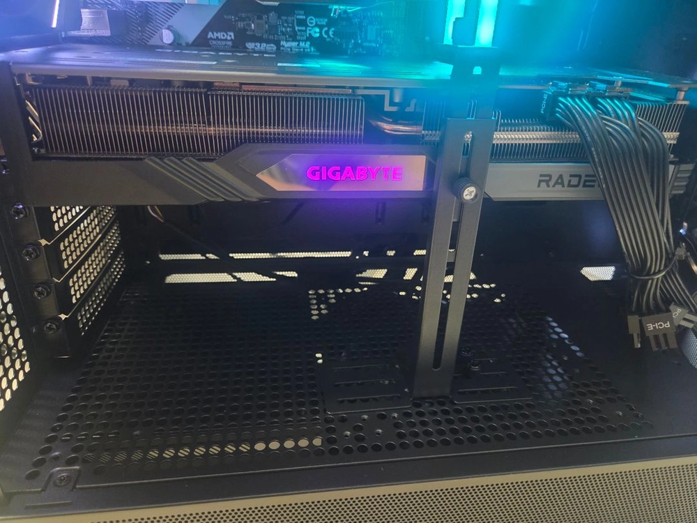 기가바이트 rx7700xt 12gb 3팬 이미지