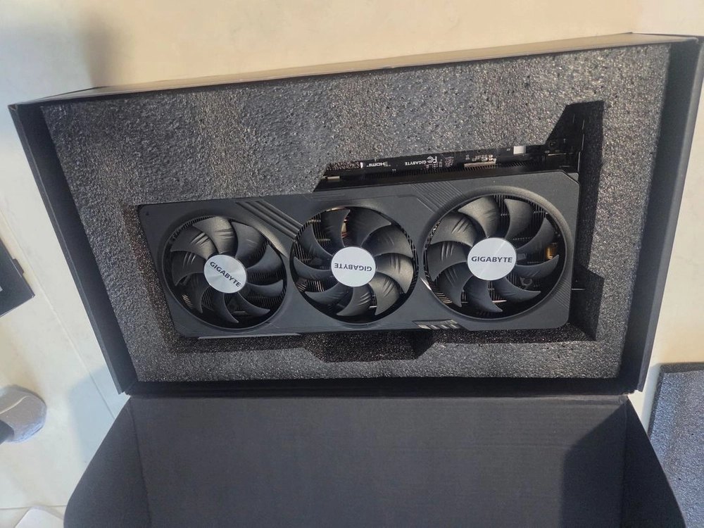 기가바이트 rx7700xt 12gb 3팬 이미지