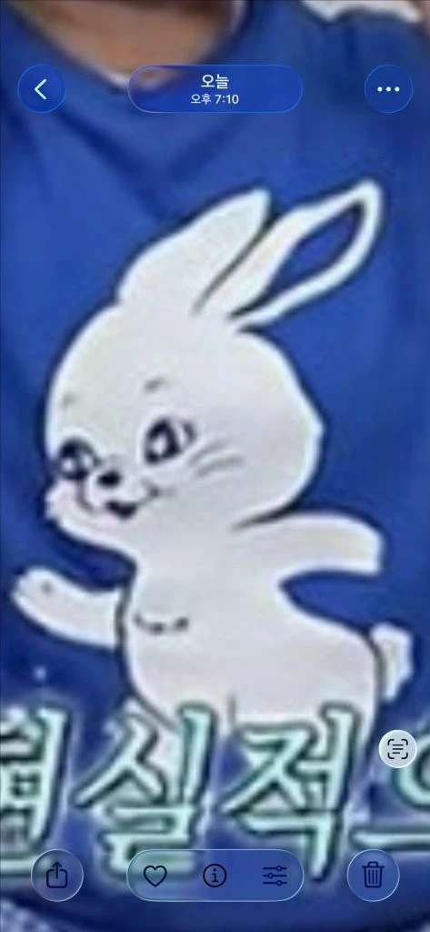 뉴진스 티셔츠 이미지